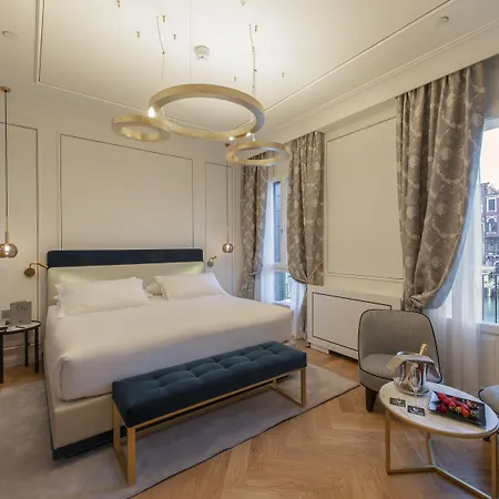 H10 Palazzo Canova ホテル 4*