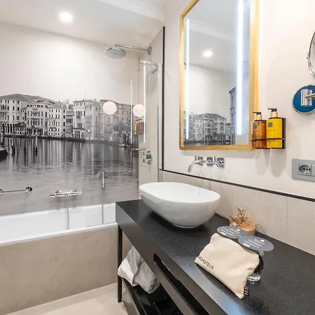 H10 Palazzo Canova Hotel 4*