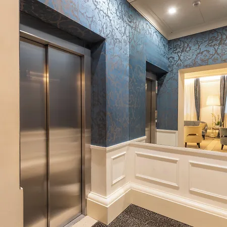 H10 Palazzo Canova Hotel 4*