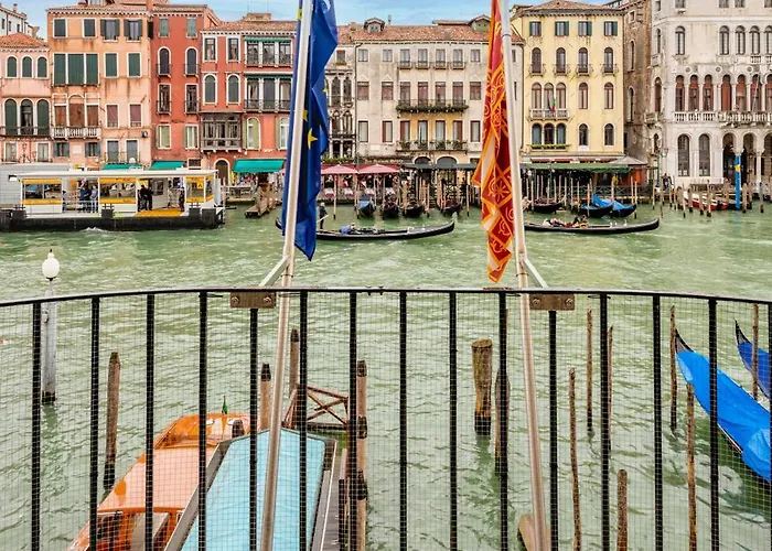 H10 Palazzo Canova ホテル 4*