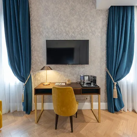 H10 Palazzo Canova Otel 4*